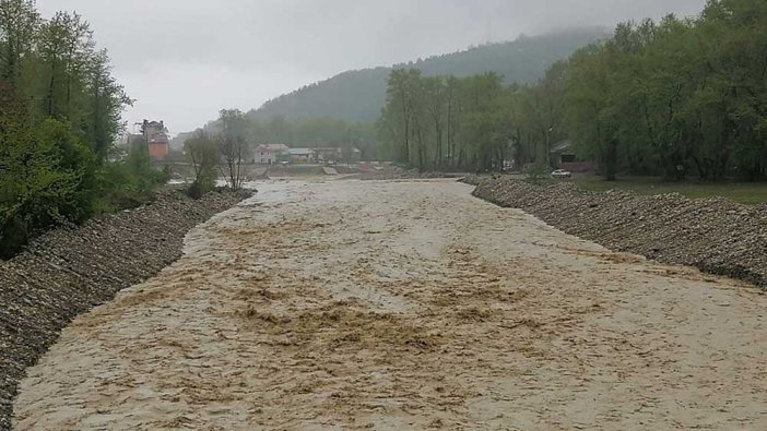 Sağanak, Sinop'ta dereyi taşırdı, köprü yıkıldı: 11 köy yolu ulaşıma kapandı