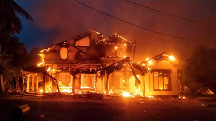 Ülke karıştı: Başbakanın evini ateşe verdiler!