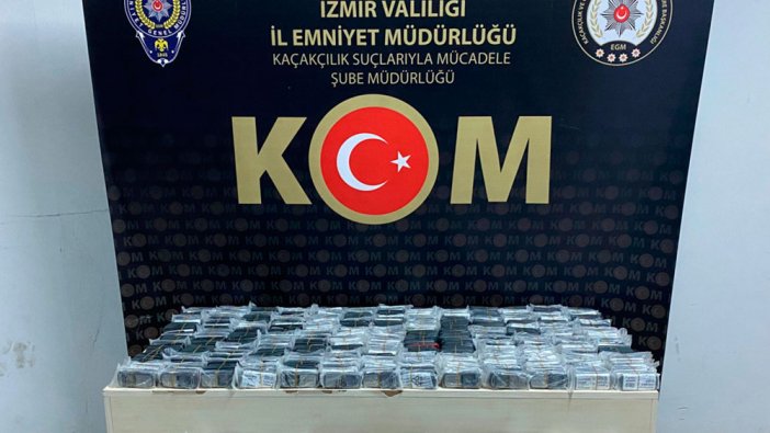 İzmir'de gümrük kaçağı 990 cep telefonu ele geçirildi