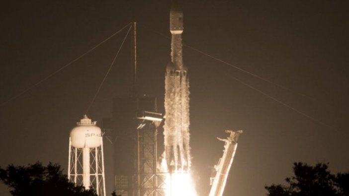 Falcon Heavy roketi uzaya fırlatıldı!
