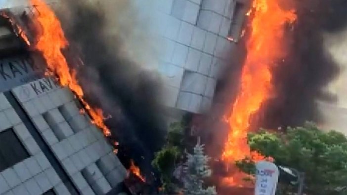 Başakşehir’deki iş merkezinde yangın telaşı