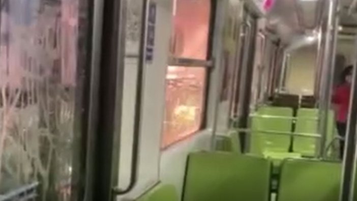 Metroda, raylara şemsiye düştü, yangın çıktı