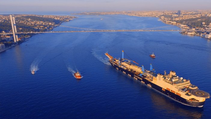 Dev gemi İstanbul Boğaz'ından geçti