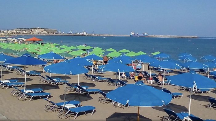 Sığınmacı dehşeti bitmiyor! Plajda güneşlenen turiste tecavüz ettiler