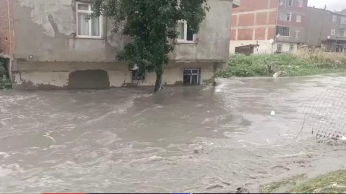 İstanbul’da sağanak yağış vatandaşı mağdur etti: Evleri su bastı