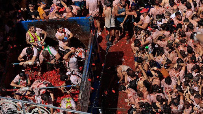 İspanya'da 130 ton domatesi eğlence olsun diye çöpe attılar
