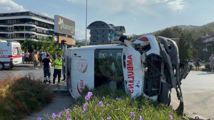 Ambulans ile kamyonet çarpıştı: 8 yaralı