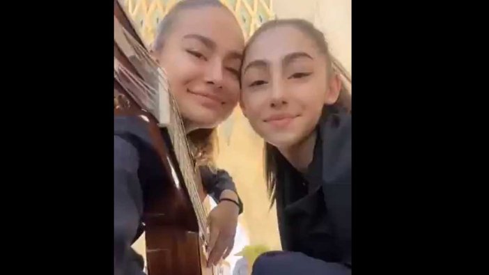 İran'da protestolar sürüyor: İki genç kadın başörtülerini çıkarıp şarkı söylediler