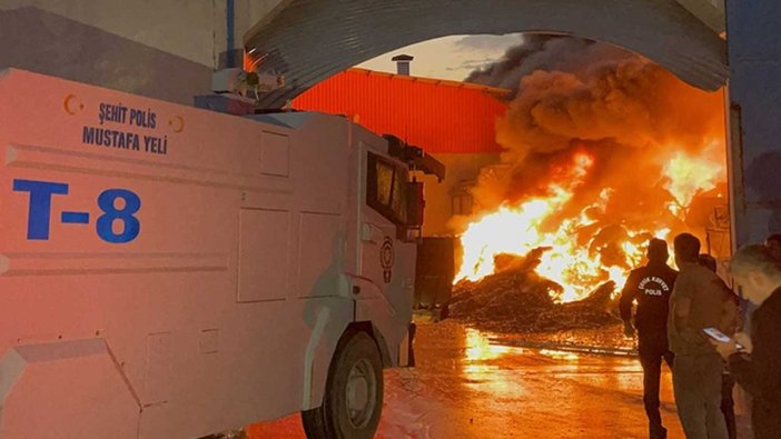 Adana'da bir fabrikada büyük yangın! İtfaiyelerle birlikte TOMA'lar da müdahale etti