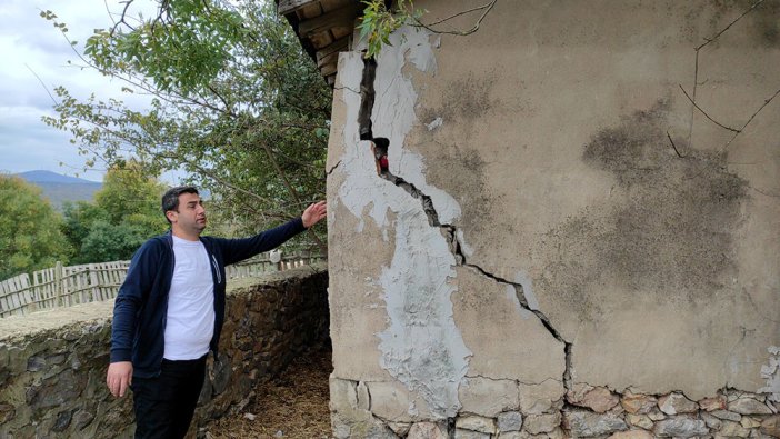 Çekmeköy'deki taş ocağında patlatılan dinamitler evlere zarar verdi