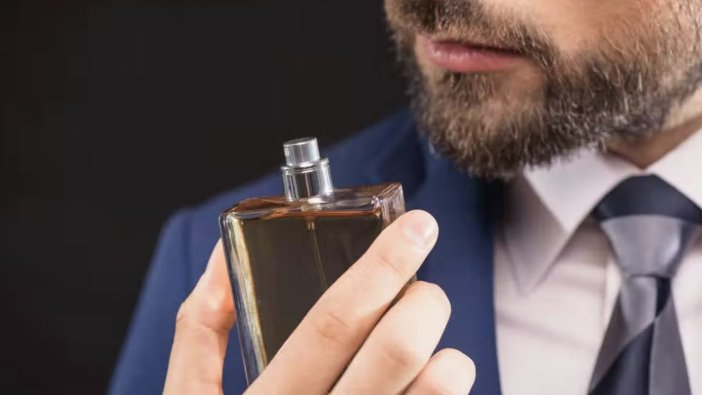 Kışkırtıcı afrodizyak etkili kokusuyla baş döndüren en beğenilen erkek parfümü önerileri