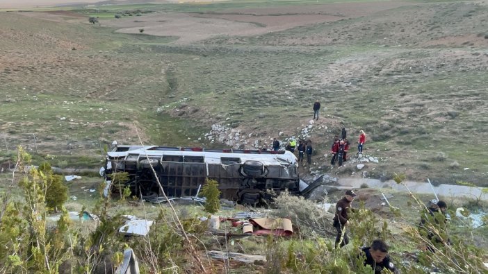 Yolcu otobüsü devrildi: 3 kişi öldü 27 kişi yaralandı