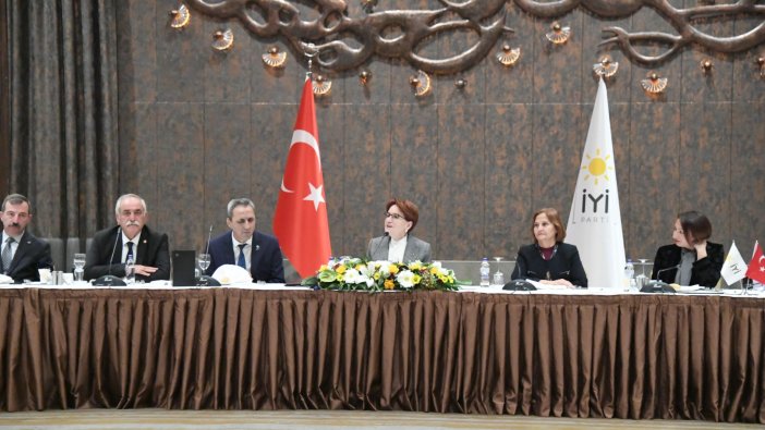 Meral Akşener Ankara'da parti yönetimi ile bir araya geldi