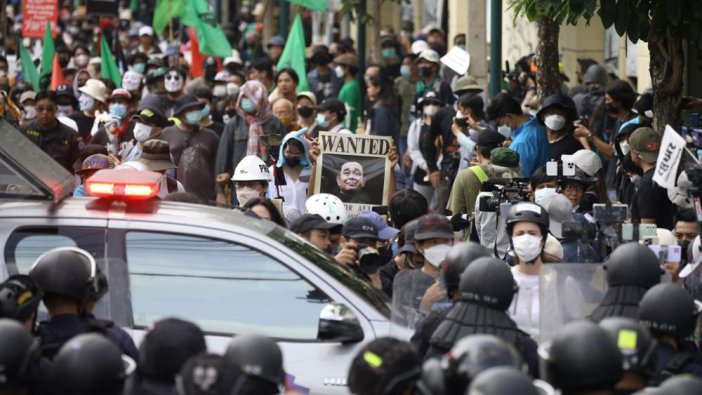 APEC zirvesi protestolar eşliğinde sürüyor polis plastik mermi kullandı