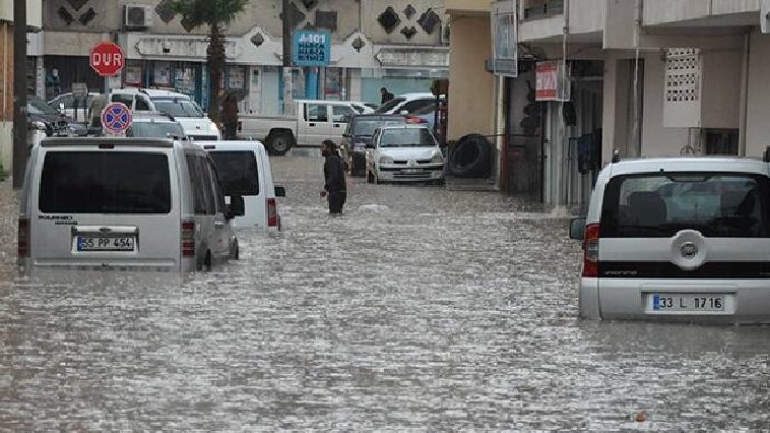 Mersin'de sel hayatı felç etti! 1 kişi yaşamını yitirdi