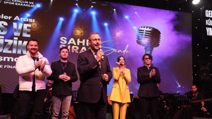 Tarikat müridi Mustafa Ceceli'nin şarkısına Bakan Kasapoğlu da eşlik etti!