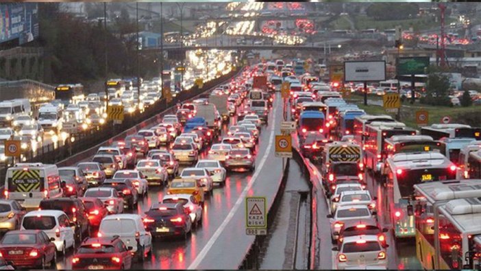 İstanbul’da sağanak sonrası trafik yoğunluğu!