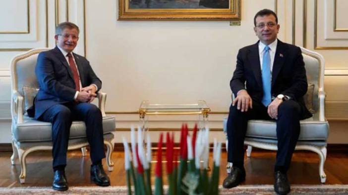 Ahmet Davutoğlu, İmamoğlu'na destek için Saraçhane’ye geldi