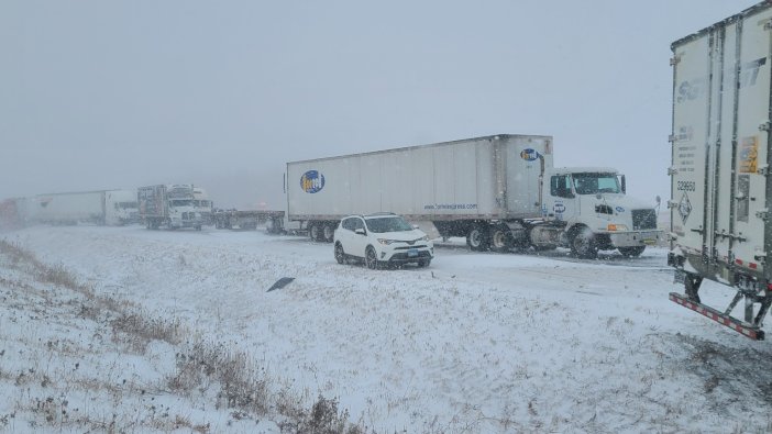 Kanada'da kar fırtınası: Onlarca araç birbirine girdi