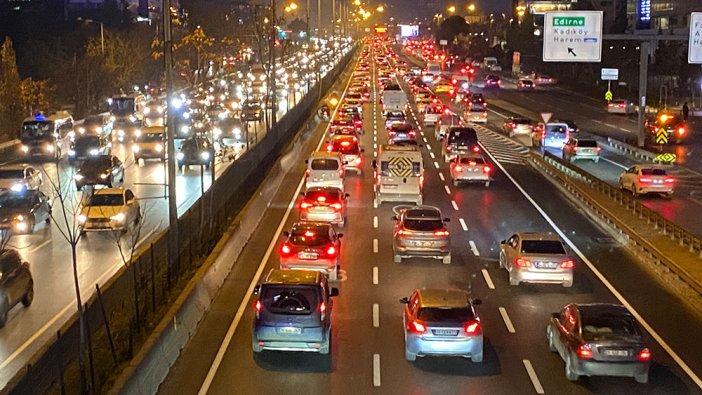 İstanbul’da ‘pazartesi’ trafiği!
