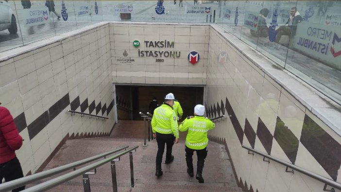 Taksim Metrosu'nda yolcu raylara düştü: Seferler durdu!