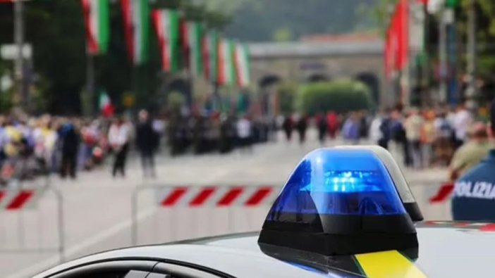 Macaristan'da polise bıçaklı saldırı!