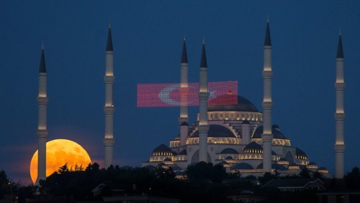 İstanbul'daki ay tulması ilgi çekti!