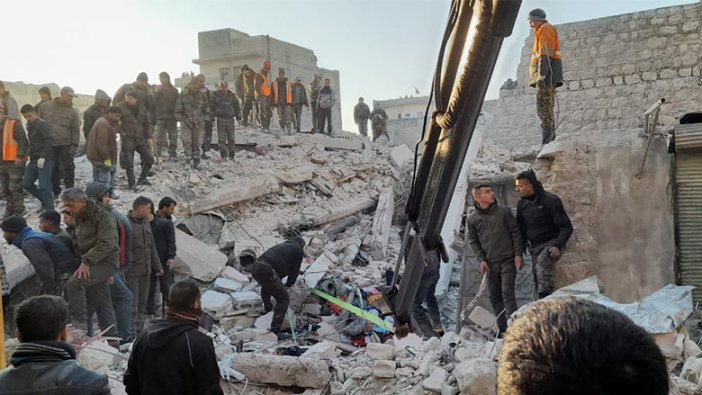 Halep'te 5 katlı bina çöktü: En az 10 kişi hayatını kaybetti!