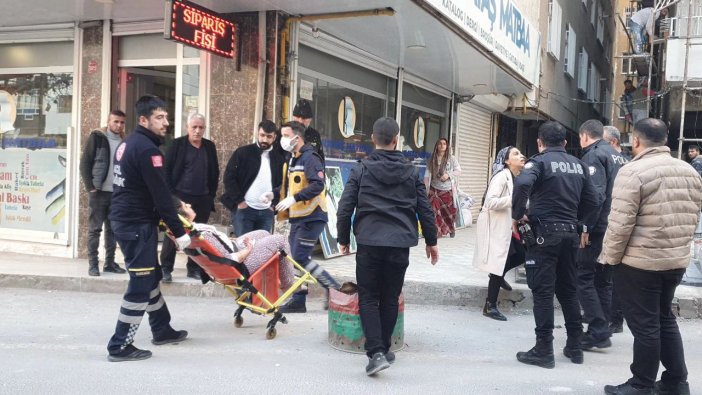 Diyarbakır’da dehşet verici olay: Eşinin boğazını kesti, sağlıkçıları rehin aldı!