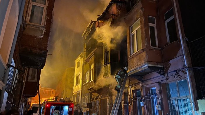 Fatih’te 3 katlı binada korkutan yangın: Aşağı atlayarak kurtuldu!