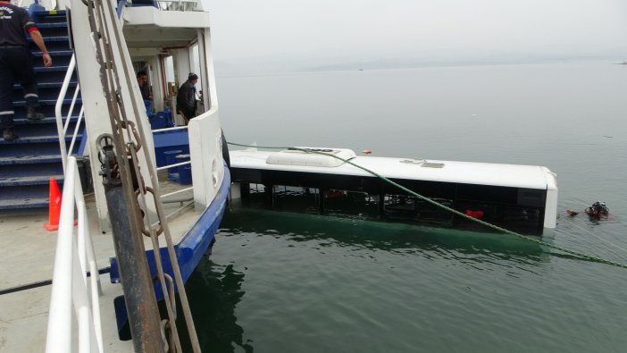 Malatya'da göle düşen yolcu otobüsünde can pazarı: İşte o anlar...