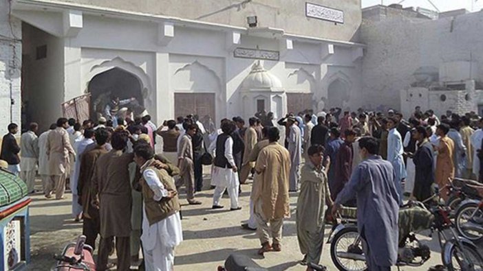 Pakistan’da camiye bombalı saldırı: Onlarca ölü ve yaralı var!