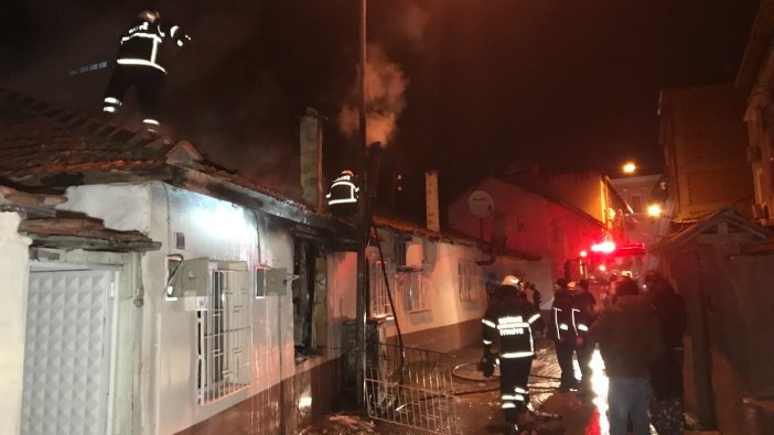 Edirne'de korkutan yangın: Yanan evini gözyaşları içinde izledi!