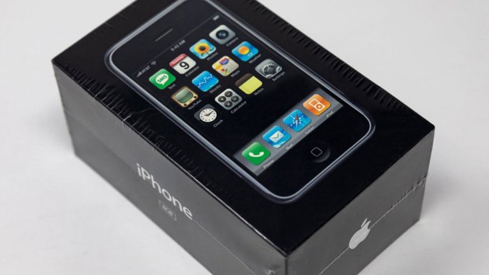 Kutusu açılmamış ilk iPhone açık arttırmaya çıktı: Fiyatı dudak uçuklattı!
