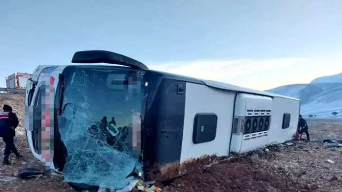 Ayfonkarahisar’da yolcu otobüsü devrildi: Ölü ve yaralılar var!