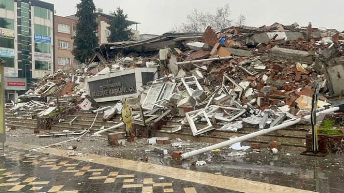 Adıyaman'da Belediye Başkanlığı binası yıkıldı: Can kayıpları var