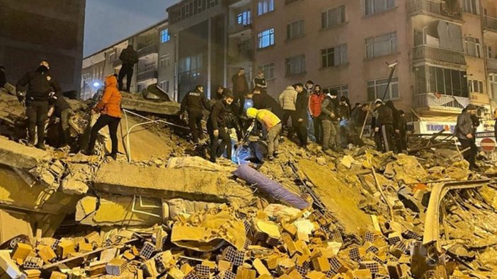 AFAD duyurdu: Depremde can kaybı 2 bin 921'e yükseldi