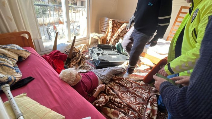 Yıkık evde ölümü bekliyorlardı: Yatalak yaşlı çift 50 saat sonra kurtarıldı!