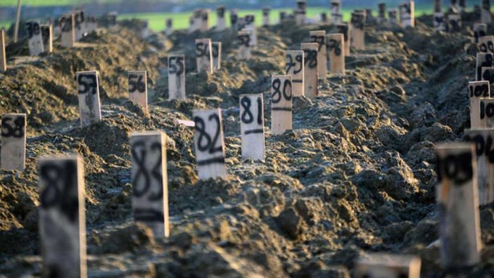 Yürek sızlatan görüntü: Deprem mezarlığında numaralı defin