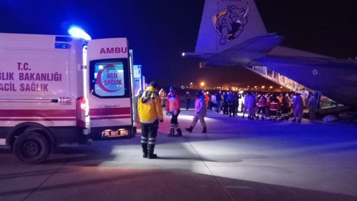 Depremde yaralanan 49 kişi İstanbul'a getirildi!