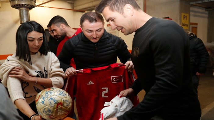 Galatasaray’ın eski futbolcusu Emre Aşık, milli takım formasını depremzedeler için hediye etti