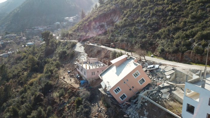 Felaket yıka yıka geldi: Deprem dev kayaları evlere doğru yuvarlandı!