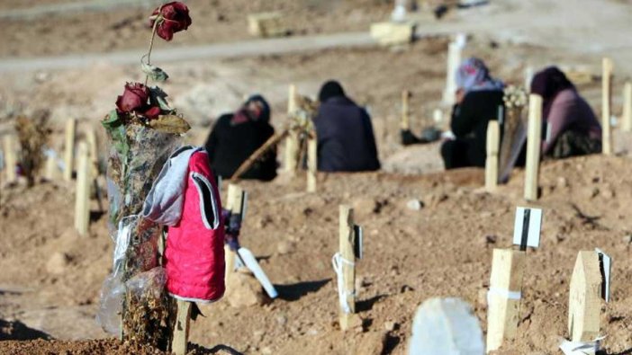 Bu acıya yürek dayanmaz! Enkazdan çıkarılan 7 yaşındaki Elif'in mezarına en sevdiği montu asıldı