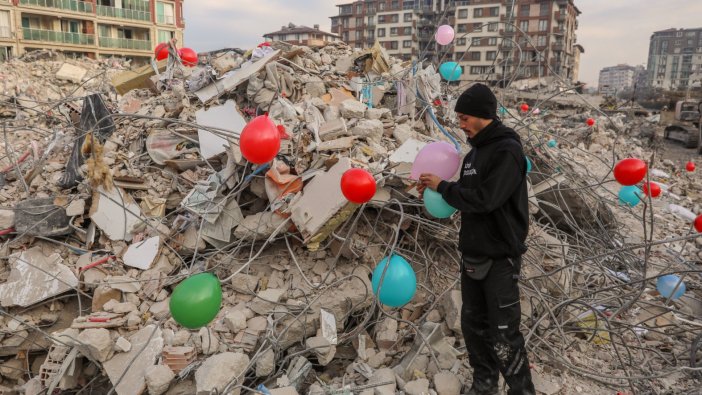 Enkaz önünde yürek yakan görüntü: Her çocuk için bir balon