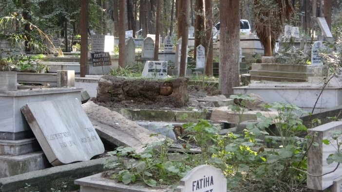 Hatay’da korkutan görüntü: Deprem sonrası mezarlar açıldı, yola savruldu!