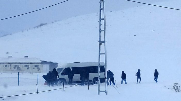 - 6 derecede zorlu mücadele: Okul servisi karda mahsur kaldı!