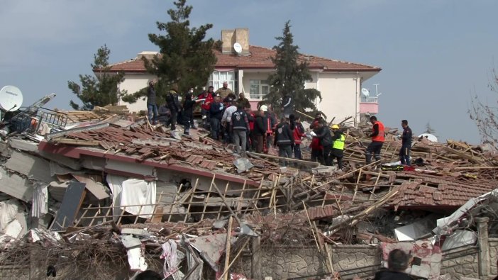 Malatya’da bir deprem daha! Binalar çöktü!