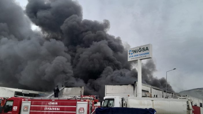İzmir’de geri dönüşüm tesisinde yangın!