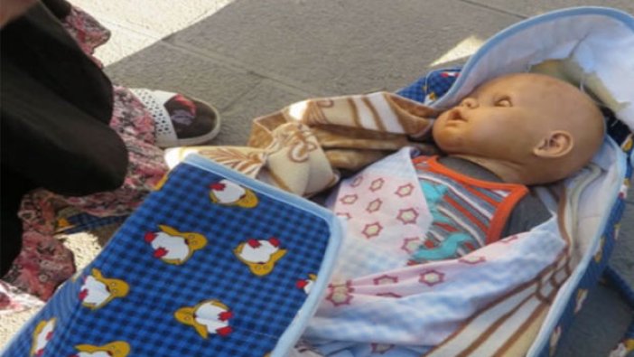 Dilenci kadının kucağındaki bebek oyuncak çıktı! Zabıtalara böyle yakalandı