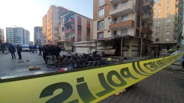 İstanbul'da 7 katlı bina durduğu yerde çöktü!